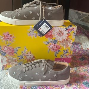 BNWT joules Selena luxe gray star tennis shoes.